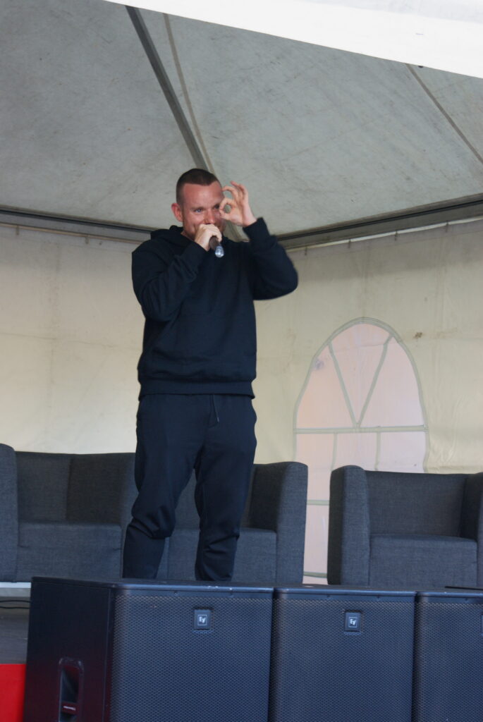 Rapper Lars Katzmarek auf der Bühne.