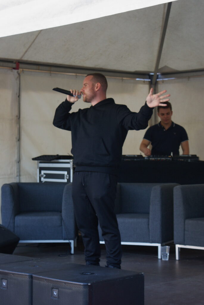 Rapper Lars Katzmarek und DJ Gerste auf der Bühne.